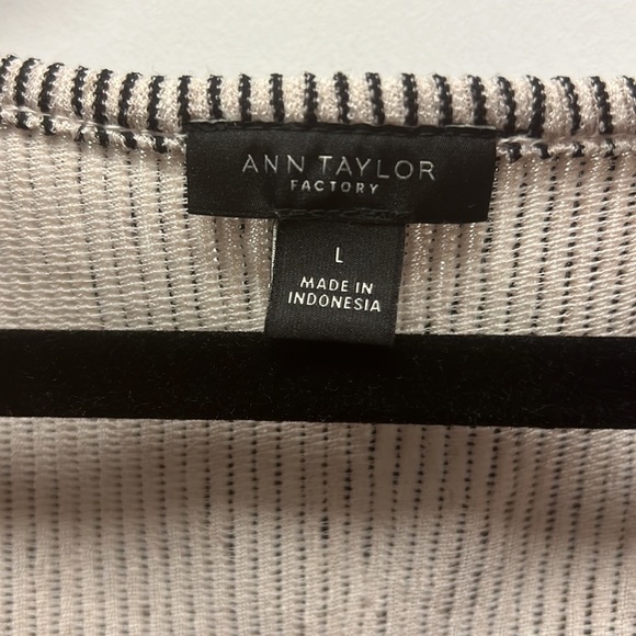 Ann Taylor short sleeve top - Picture 2 of 2